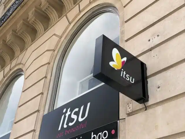 Enseigne drapeau pour itsu par semios