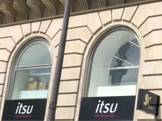 Enseignes extérieures du restaurant itsu par semios